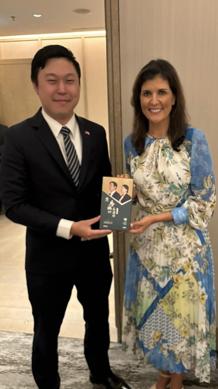 美國前駐聯合國大使海莉（Nikki Haley）近日訪台，總統府發言人李問致贈馬祖高梁。   圖：翻攝自李問臉書