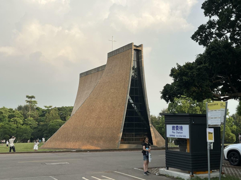 有最美大學美稱的東海大學，常有遊客到訪，校方啟用車牌辨識系統管理停車，但也引發校園安全的疑慮。    圖：實習記者張博森/攝