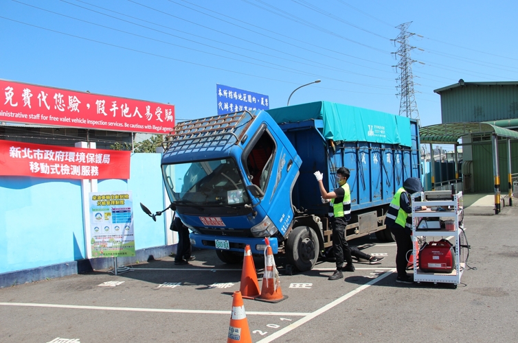 新北環保局與台北區監理所合作，開辦全台首創柴油車隨到隨驗定檢服務。   圖：新北市環保局／提供