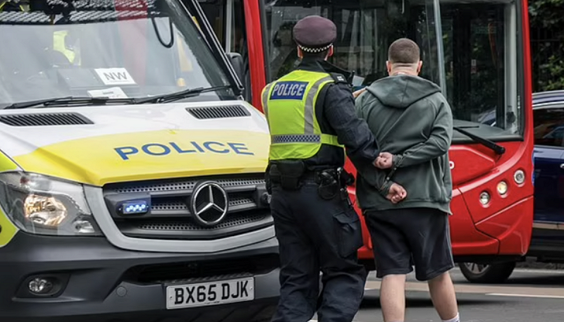 英國倫敦警察逮捕嫌犯。(示意圖) 圖:翻攝自環球網