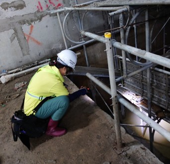 工地機坑積水，營建業者抽乾積水落實投藥。   圖：高雄市衛生局/提供