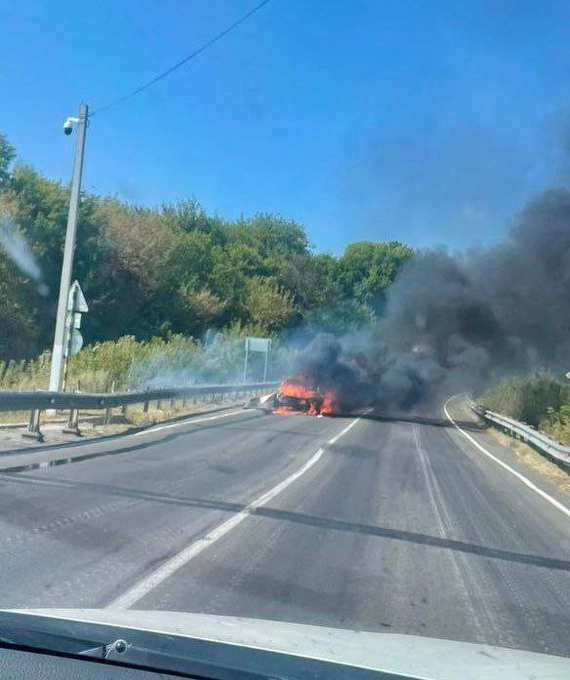 烏軍使用無人機，攻擊庫爾斯克地區高速公路上的車輛，俄羅斯方面緊急宣布禁止民用車輛通行。   圖：翻攝自 @NOELreports X 帳號