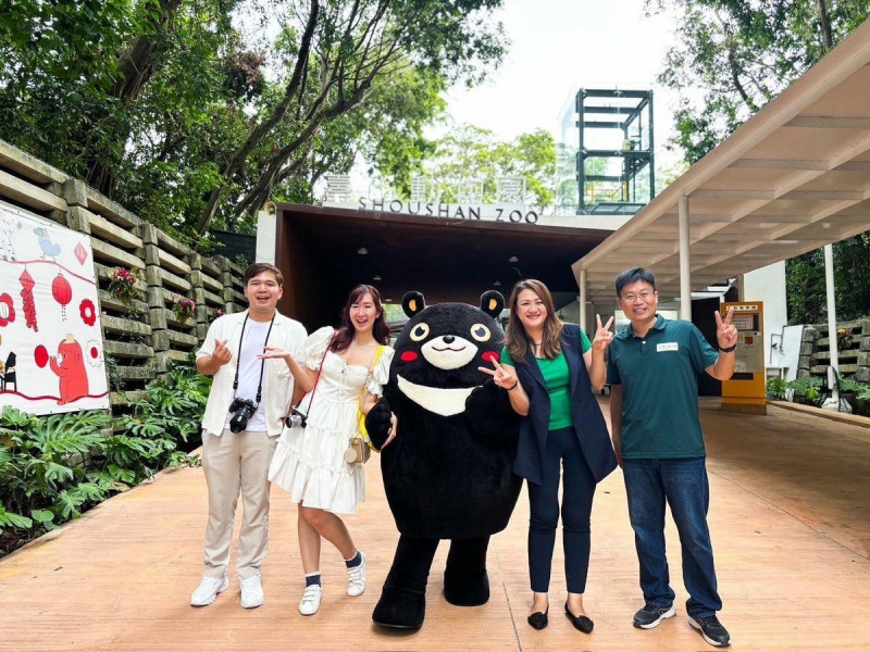 觀光局邀請泰國知名網紅走訪壽山動物園。   圖：高雄市觀光局提供