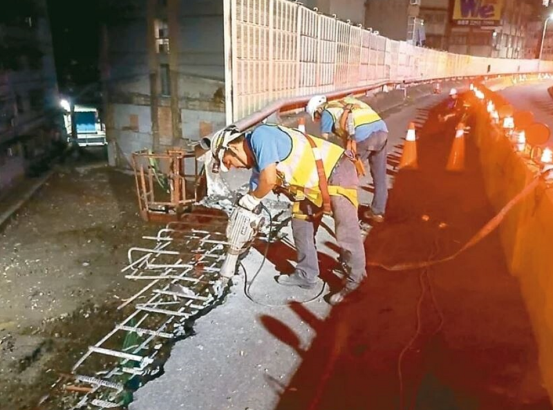 新北三重重安街的台1線高架路段，日前拖板車載運鋼柱墜落，毀損護欄及橋面。新北養工處表示，為加速搶修，將於8月31日夜間10時至翌日上午6時，全線封閉台1線中山高架橋往台北市方向車道，做橋面板修復灌漿作業；全線原預估耗時2個月修復，預計10月2日提前完工。   圖：新北養共處／提供