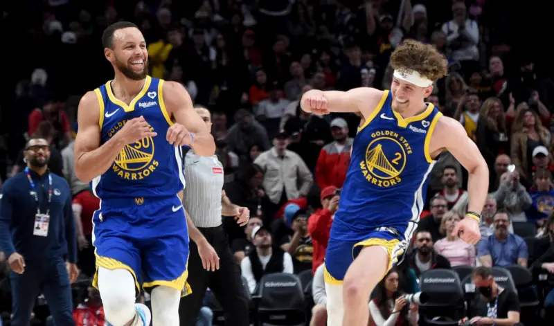 ▲金州勇士今年休賽季最終沒能成功留下前明星射手「K湯」Klay Thompson，他以3年5000萬美元（約新台幣16.2億元）價碼轉戰獨行俠，而在Thompson離開灣區之後，他的位置將由年僅21歲的小將Brandin Podziemski（右）給補上。   