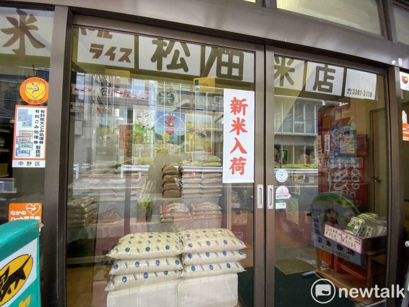  貼上「新米入荷」的個人米店是要求契約米農提前交貨而才有米可賣。 圖：劉黎兒攝 