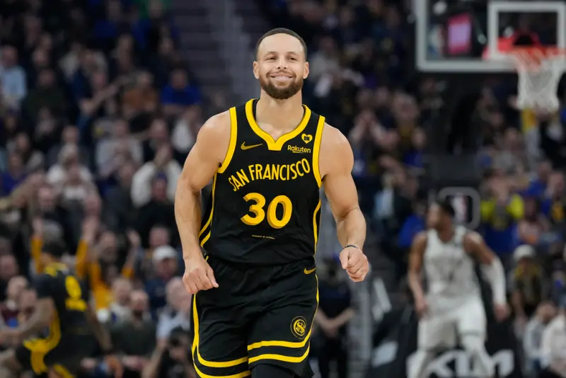 ▲金州勇士當家球星「咖哩小子」Stephen Curry，今（30）日確定與球隊簽下1年總價高達6260萬美元（約台幣19.9億元）的延長合約，Curry也確定至少會在勇士待到2026-27賽季結束。（圖／美聯社／達志影像)   