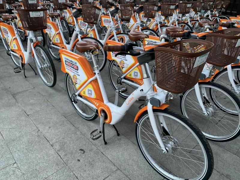 今(30)日上午，雙北正式啟用Youbike2.0E，電動輔助能更輕鬆的騎乘，新型電動輔助車充滿電後續航距離可達100公里，可以騎上雙北劃設有人車共道的自行車道以及自行車專用道上，未來會限速時速20公里。   圖：翻攝自新北交通族臉書