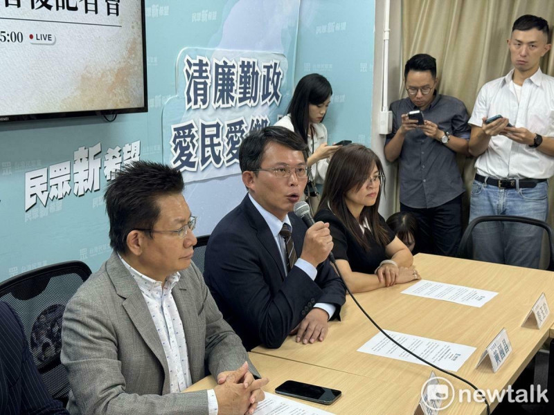 民眾黨主席柯文哲住處、中央黨部、台玻大樓遭搜索，民眾黨下午1時召開臨時中央委員會，並成立緊急應變小組。民眾黨團黃國昌說明。   圖：周煊惠 / 攝