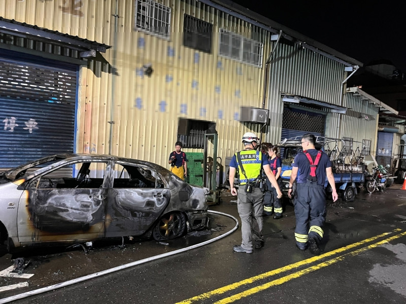 青峰街火警兩部汽車遭燒毀，犯嫌事後在附近   圖：高市警鼓山分區提供