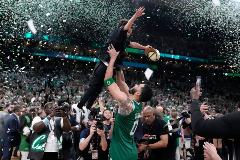 ▲波士頓塞爾提克當家球星Jayson Tatum，目前正在中國出席個人球鞋品牌活動，而他也在見面會上被問到，自己未來是否會有想和兒子Deuce一起打球的念頭，Tatum對此則笑稱，如果可以（父子同台）的話，那會非常酷。（圖／美聯社／達志影像）   