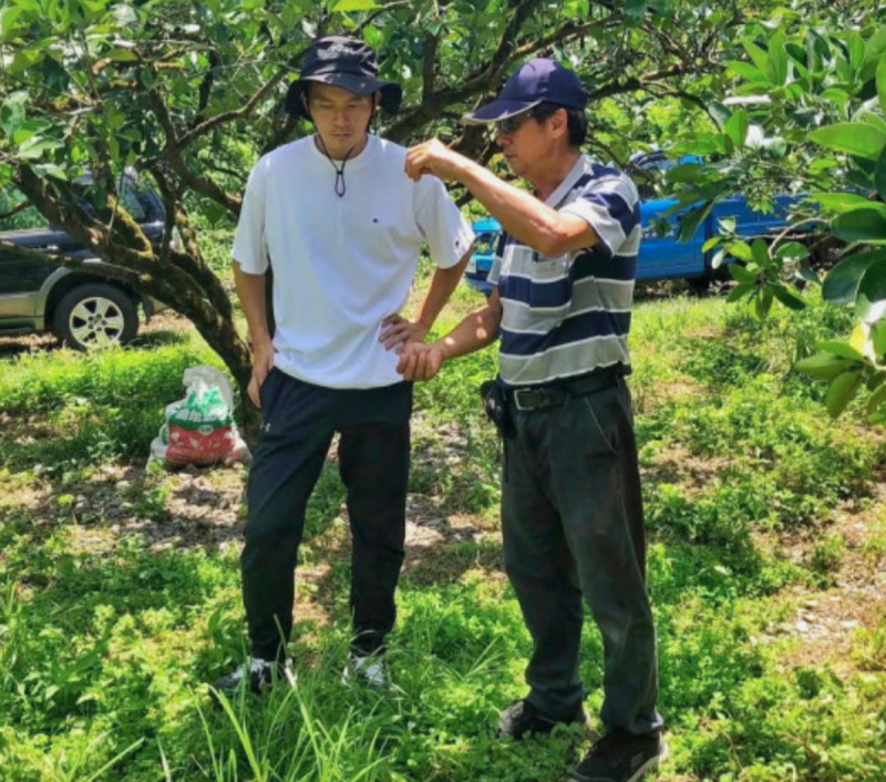 昨日宥勝現身花蓮，與妻兒到果園參觀，並推廣有機文旦，整個人氣色看起來不錯。   圖：翻攝自宥勝FB