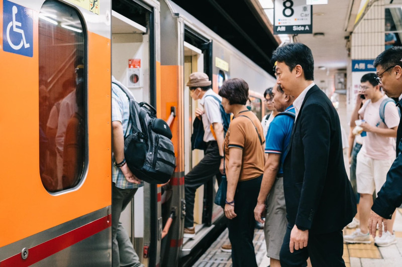 交通部長陳世凱搭火車回到台中，展開首個視察行程。   圖：翻攝自陳世凱臉書