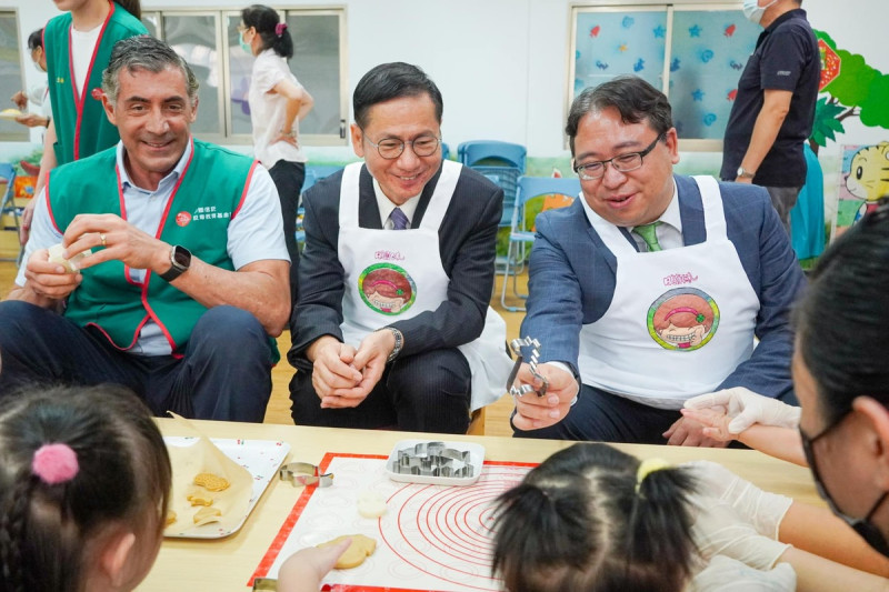 法務部次長黃世杰前往高雄女子監獄，與隨母親入監的幼兒跳舞、做餅乾。   圖：翻攝自黃世杰臉書