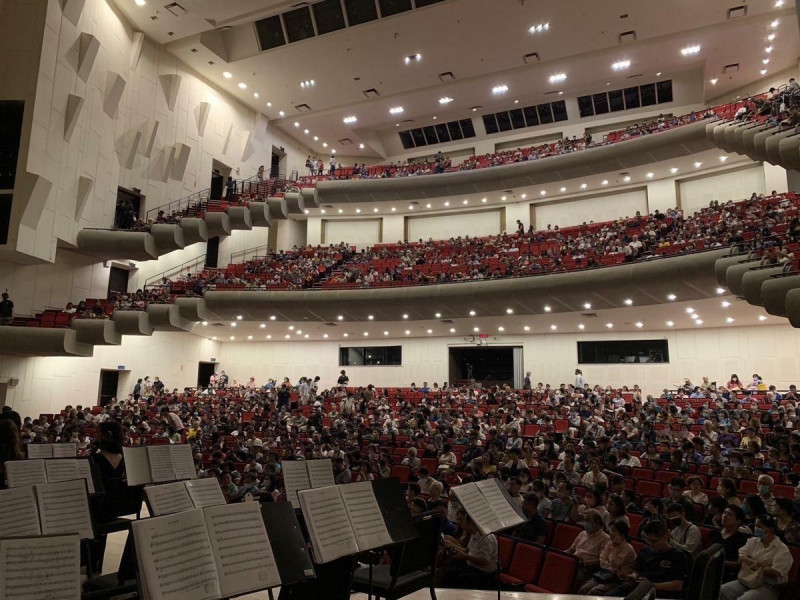 台南市民交響樂團在台南市文化中心演藝廳盛大舉辦「火焰之舞」音樂會，這次演出未演先轟動，門票早就索取一空，現場座位從一樓到三樓皆是滿座，盛況空前。   圖：黃博郎／攝