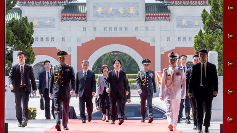 總統賴清德在總統府發言人郭雅慧等人陪同下，出席秋祭忠烈殉職人員典禮。   圖：總統府/提供