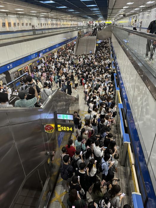 今(4)日一早正逢上班通勤時間，北捷板南線卻發生狀況，造成旅客擠滿月台。   圖：翻攝自我是板橋人臉書