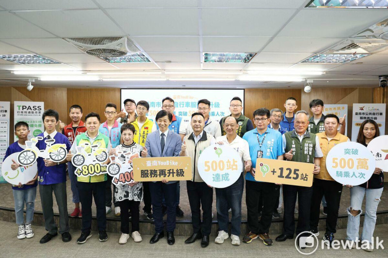 台南市公共自行車YouBike 2.0去年2月上線以來廣受各界好評，台南市政府今日舉行記者會，由台南市副市長葉澤山代表市長黃偉哲出席主持，宣布YouBike 2.0在今年8月突破500萬使用人次，最初規劃的500處站點及5,000輛公共自行車目標更提前半年達標，在8月底全數投入運作。   圖：黃博郎／攝