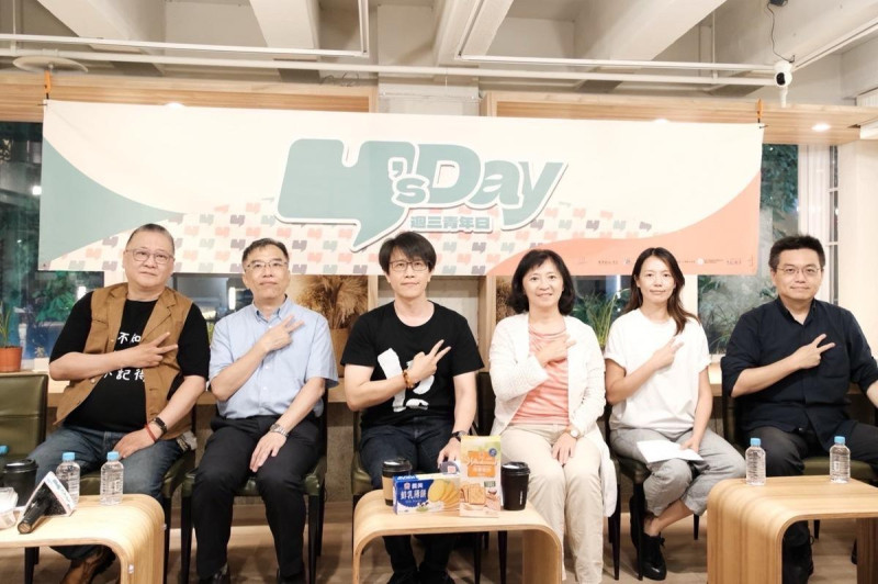 Y’s Day「週三青年日」今（4）日晚上舉辦第69場活動「藍綠之外？台灣第三勢力的生存之道」。舞台上從左到右為 吳崑玉、陳俐甫、董思齊、 周倪安、沈佩玲、周德望。   圖：Y’s Day「週三青年日」提供