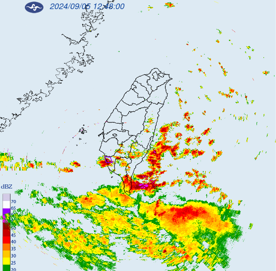 今(5)日颱風外圍環流影響，易有短延時強降雨，高屏及台東地區有局部大雨發生的機率，請注意雷擊及強陣風。   圖：翻攝自中央氣象署官網