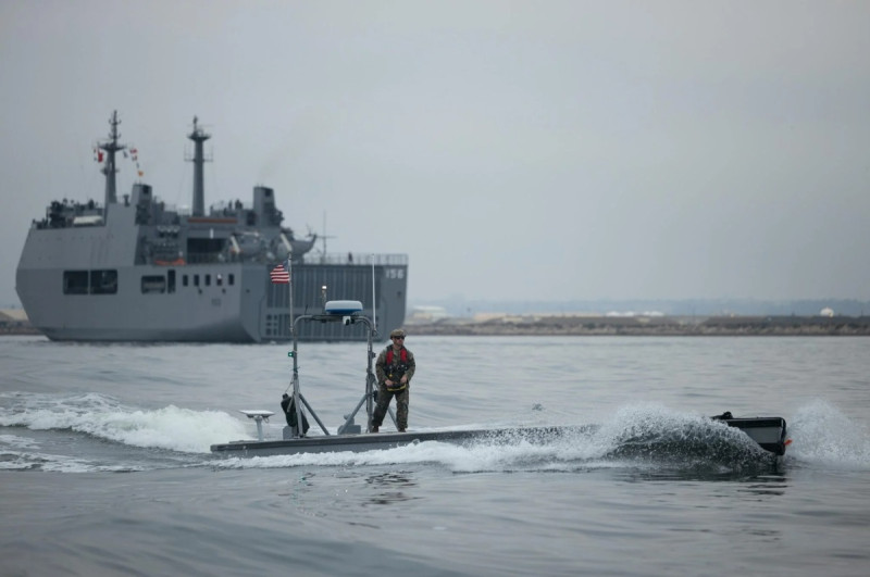 美國海軍陸戰隊測試使用自主低型半潛式船隻(ALPV)。   圖：翻攝US Marine Corps