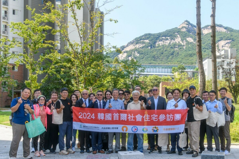 國家住都中心率隊參訪韓國民間興辦之社會住宅「WeStay社區」，並與住民代表大合照。   圖：國家住都中心提供