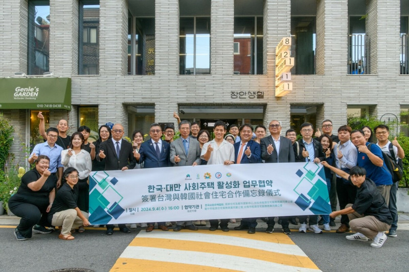  國家住都中心訪團與「長安生活社會住宅」住民及社會住宅協會大合照。 圖：國家住都中心提供 