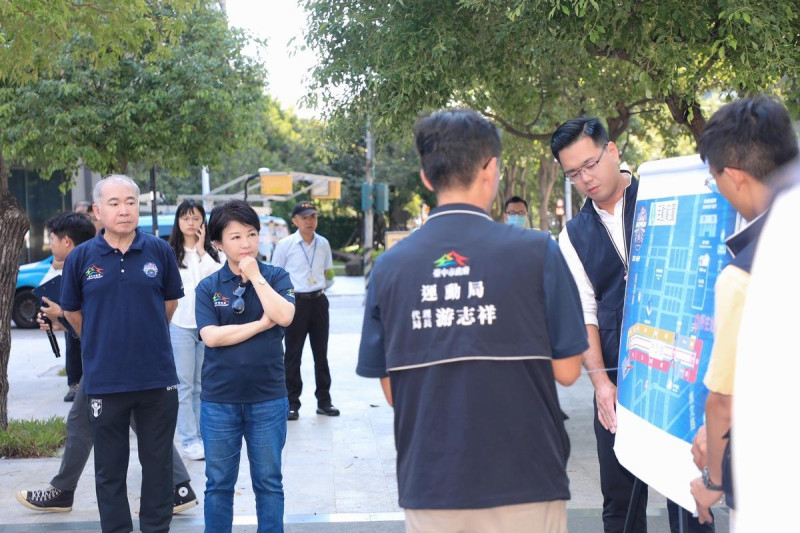 盧秀燕視察紅牛賽車整備情形。   圖：台中市政府/提供