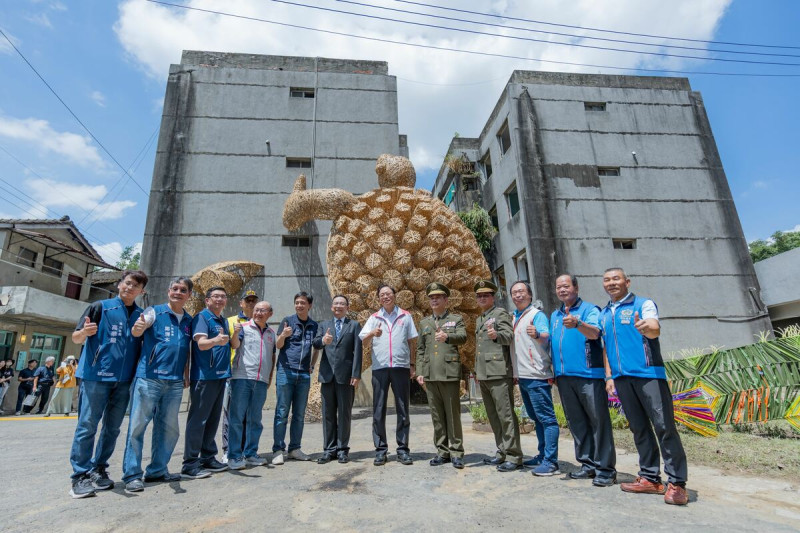 憲光二村也是今年桃園地景藝術節的重要場地，其中「龜吉拉的守護」作品吸引不少目光。   圖：桃園市政府/提供