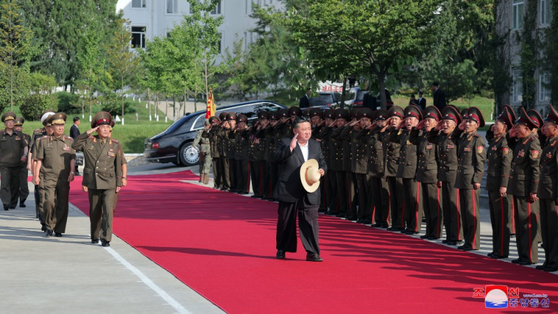 金正恩也在６日視察培養北韓砲兵力量核心骨幹的原種場——吳振宇砲兵綜合軍官學校。   翻攝自 朝中社