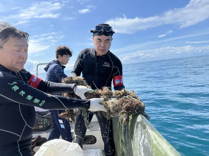 彭部長拉起海底覆網。   圖：環境部／提供