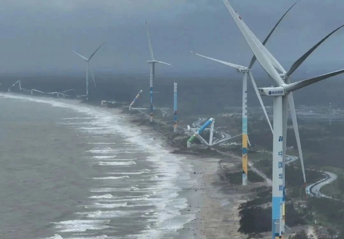 中國海南島上的風電場經歷此次颱風損失慘重。   圖：翻攝自微博