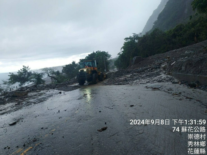 今(8)日午後花蓮蘇花公路台9線164.5k崇德路段，再度受土石泥流影響中斷。   圖：交通部公路局／提供