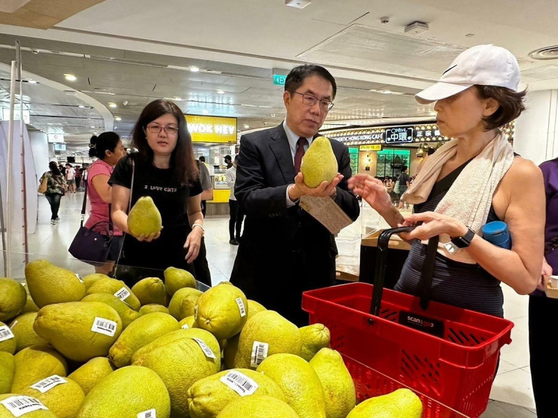 台南市長黃偉哲特與駐新加坡童振源大使共同前往超市了解上架情形，現場以愛心型文旦，還有彩繪新加坡國旗與台南市徽的文旦做佈置，獲得許多正面回響，今年中秋，勢必在新加坡「柚」見熱潮。   圖：台南市政府提供