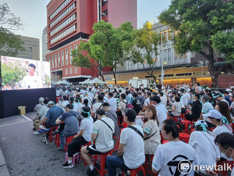 台灣民眾黨8日號召全台小草「集結」，聲援身陷囹圄的民眾黨黨主席柯文哲。   圖：林昀真攝