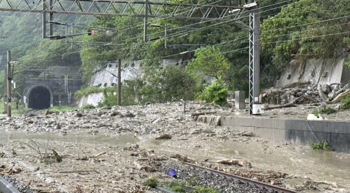 台鐵崇德到和仁路段遭蘇花公路土石流淹沒。   圖：翻攝自記者爆料網臉書