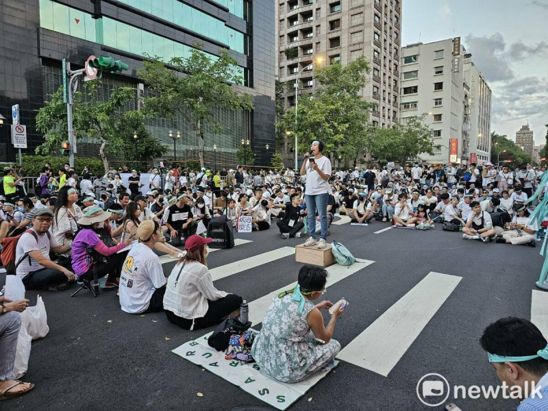 台灣民眾黨8日號召全台小草「集結」，聲援身陷囹圄的民眾黨黨主席柯文哲。   圖：林昀真攝