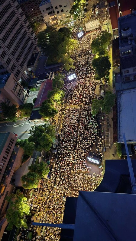 民眾黨指稱，支持者在濟南路聚集排成台灣的形狀。   圖：民眾黨提供