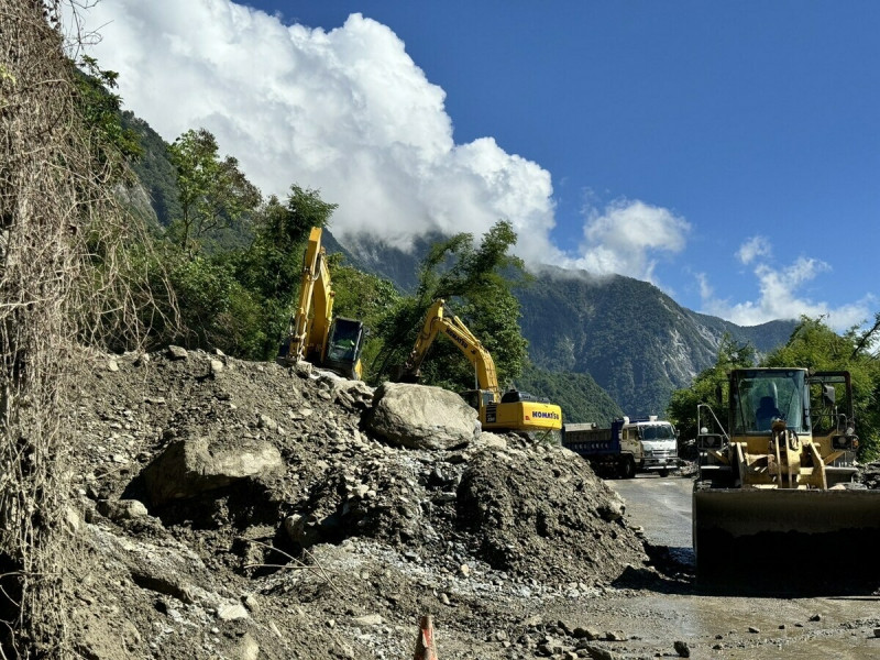 台9線蘇花公路164.5 k於昨日下午再度發生土石流中斷公路，交通部公路局昨日立即封閉雙線通行，並於昨日派機具立即進行清除，於19時30分搶通單線。   圖：交通部公路局／提供