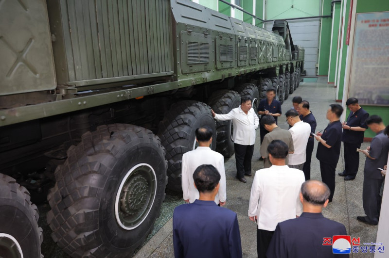 北韓領導人金正恩視察官方直屬的軍工企業，釋出照片「反威嚇」。圖中12軸24輪飛彈發射車，疑為加長、增重「火星-18」洲際彈道飛彈使用。   圖：翻攝朝中社