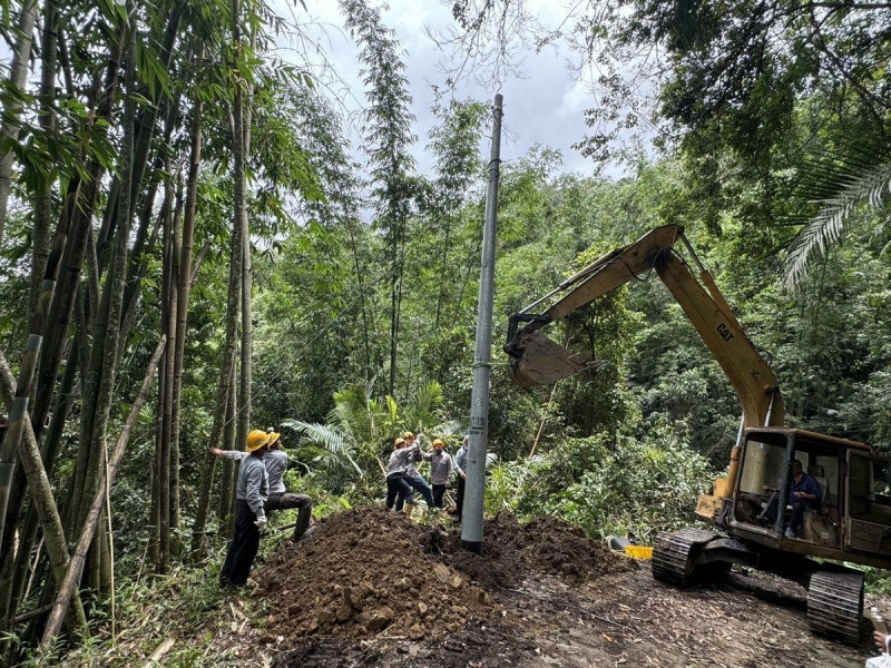 台電將加強山區服務所儲備複合式鋼套電桿。   圖：台電高雄區處提供