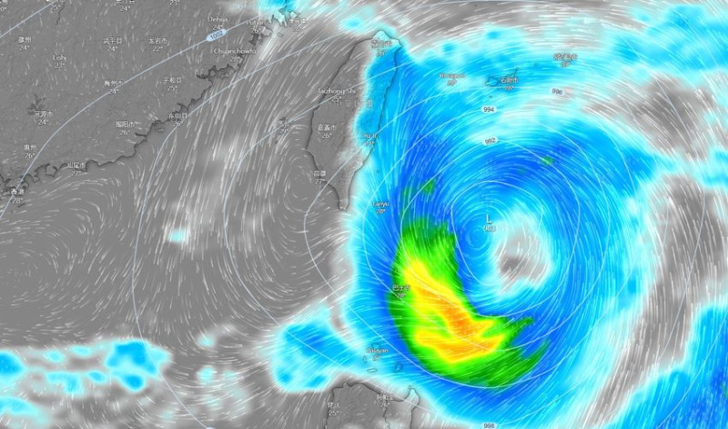 台灣颱風論壇｜天氣特急表示，菲律賓東方有新的低壓擾動正在醞釀，預計下週一二就會成為第14號葡萄桑颱風，而綜合目前預報，對台灣具有一定程度的威脅及影響。   圖：翻攝自台灣颱風論壇｜天氣特急臉書
