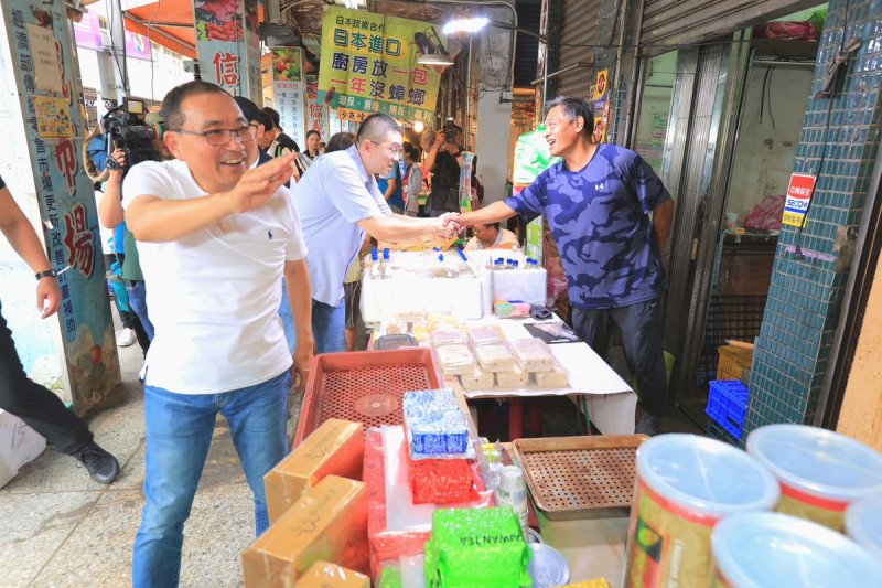 侯友宜與謝國樑到基隆信義市場拜票，籲選民出門投下「不同意罷免」。   圖：國民黨基隆市黨部/提供