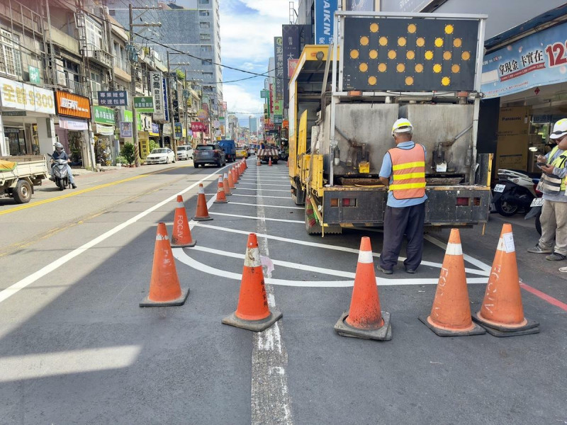 捷工局表示，今日天候許可，廠商已進場繪製標線。   圖：桃園市捷工局／提供