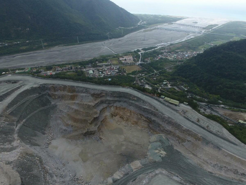  在國土計畫法下，礦場開發需要具體評估需求、區位及對周邊的影響，如此避免再有下一個造成部落族人居住安全疑慮的礦場出現。 圖：地球公民基金會提供 