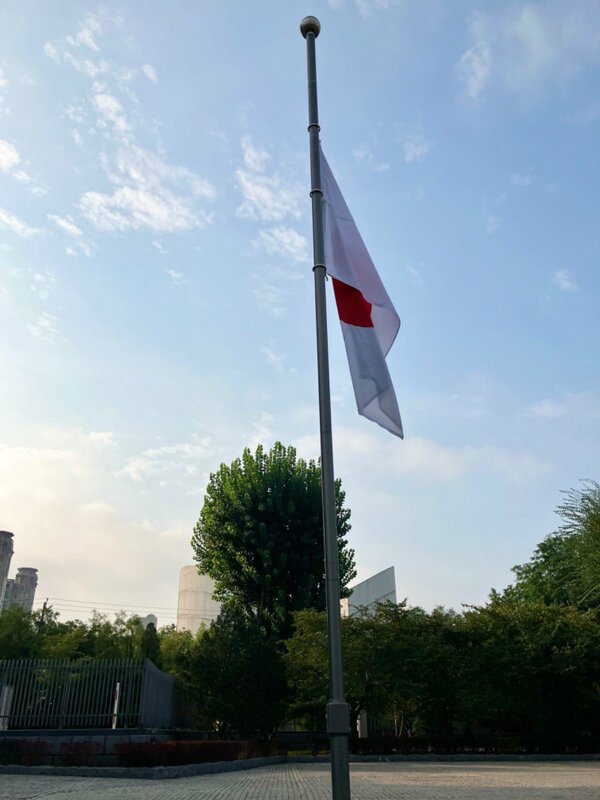 深圳日僑男童遭刺身亡，日使館降半旗悼念直指「事態嚴重」。   X/@Japan_Emb_inCN