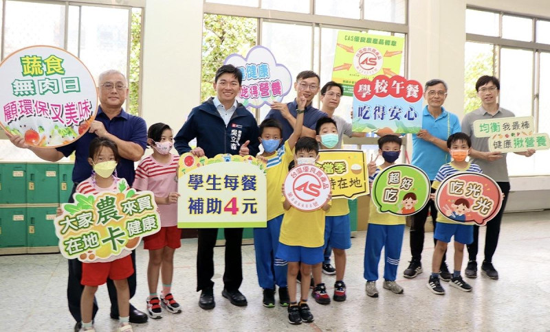 吳立森(左三)強調高市重視學校午餐品質，也加碼補助餐費減輕家長負擔。   圖：高雄市教育局提供