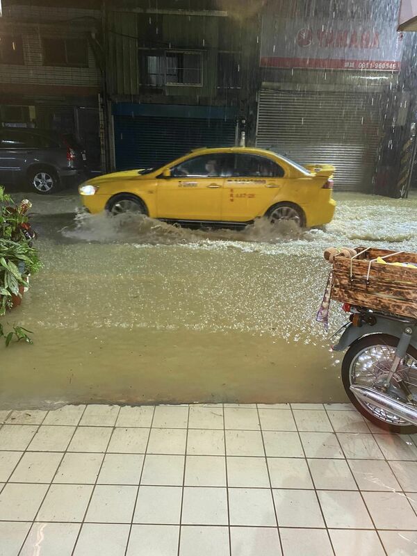 北台灣昨（22）日遭暴雨狂襲，造成多地傳出淹水災情，基隆多處民宅淹水，民眾叫苦連天。   圖：基隆人日常臉書專頁。