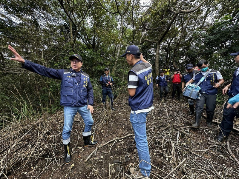 新北環境稽查重案組召集人、副市長劉和然，召集地主、環保局、新北刑大及保七刑大於林口山區現勘。   圖：新北市環保局/提供