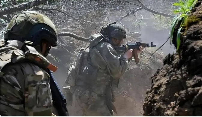  俄軍與烏軍在俄境庫爾斯克戰場上激戰。 圖 : 翻攝自海事先鋒 